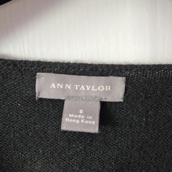 Cashmere top with lace and needing detail - Picture 3 of 4